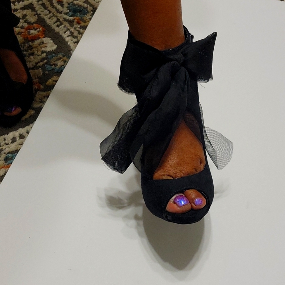 1 pair black Z Londo 4 inch heels fux suede.